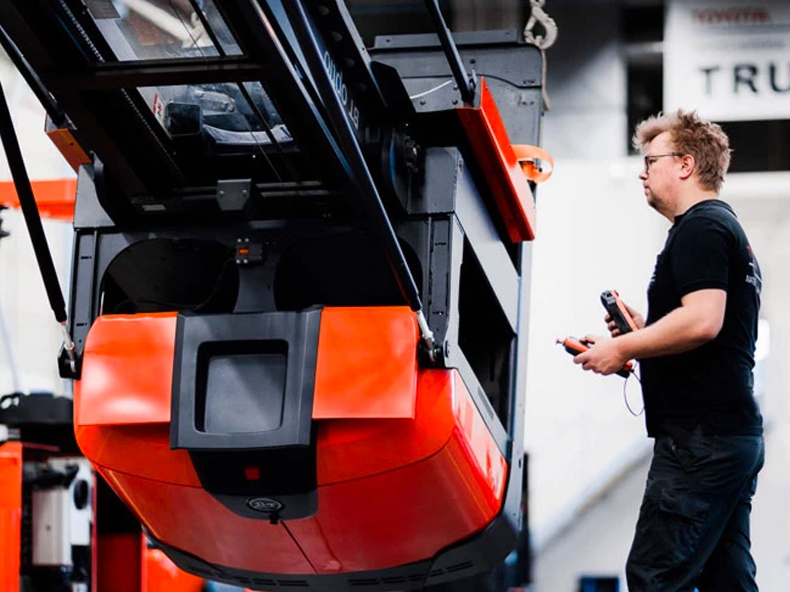 parts-2 easy truck forklift engineer fixing a toyota forklift truck